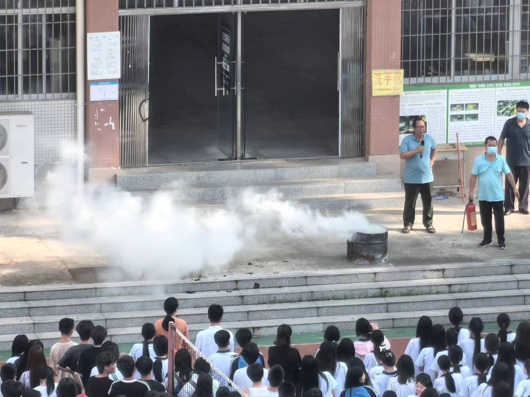 6 湛江市财政职业技术学校开展防震消防演练.jpg