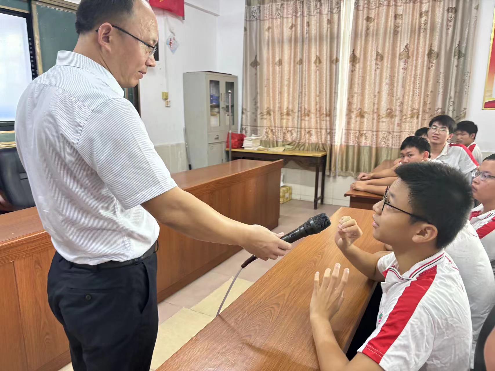 2 我校开展“送法进校园”活动 护航青春助成长.jpg