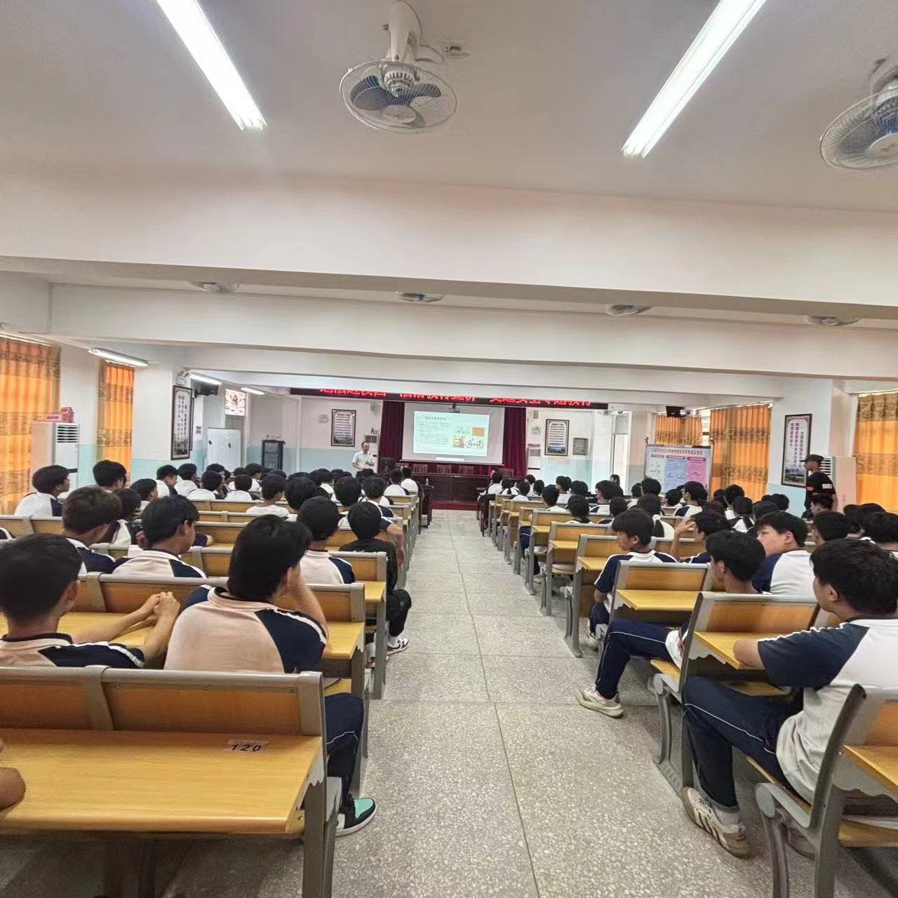 1 我校开展“送法进校园”活动 护航青春助成长.jpg