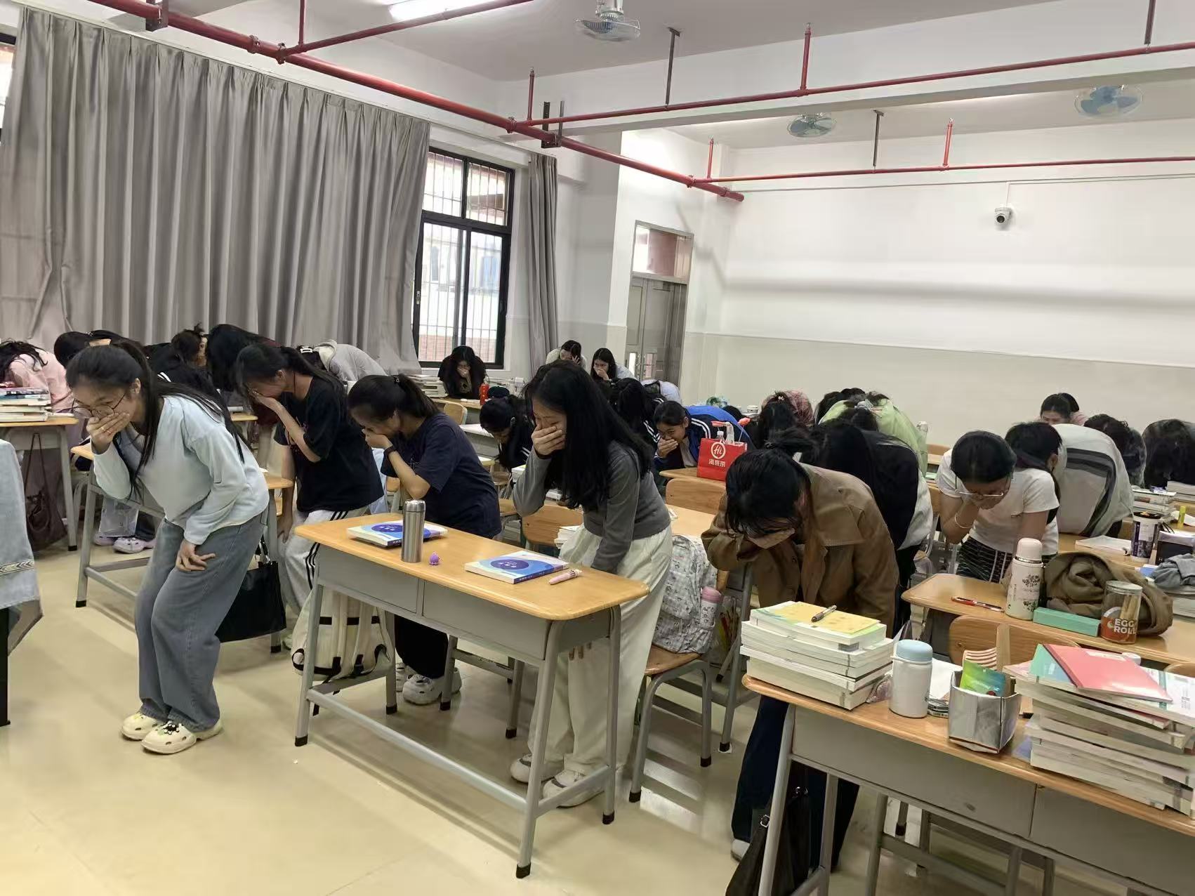 湛江市财政职业技术学校开展防震消防疏散演练